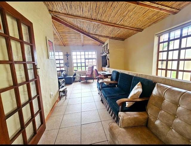 4 BEDROOM HOUSE FOR SALE IN VAKANSIEPLAAS